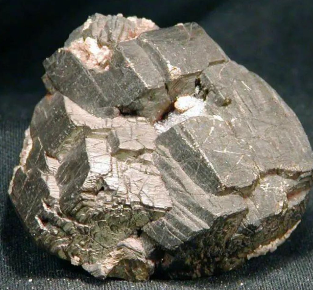 Quelle est la différence entre l'acier titane, le titane pur et les alliages de titane